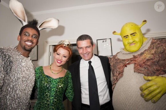 Antonio Banderas avec l'équipe de la comédie musicale Shrek (Richard Blackwood, Kimberley Walsh, Nigel Lindsay) à Londres, le 24 novembre 2011.