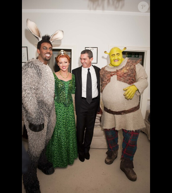 Antonio Banderas avec l'équipe de la comédie musicale Shrek (Richard  Blackwood, Kimberley Walsh, Nigel Lindsay) à Londres, le 24 novembre  2011.
