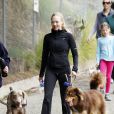 Amanda Seyfried fait de la randonnée avec son chien à Los Angeles le 24 novembre 2011 