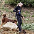 Amanda Seyfried fait de la randonnée avec son chien à Los Angeles le 24 novembre 2011 