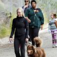 Amanda Seyfried profite d'un moment avec son chien à Los Angeles le 24 novembre 2011 