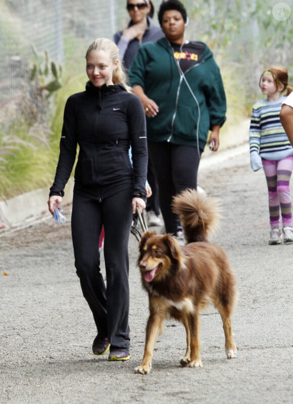 Amanda Seyfried profite d'un moment avec son chien à Los Angeles le 24 novembre 2011