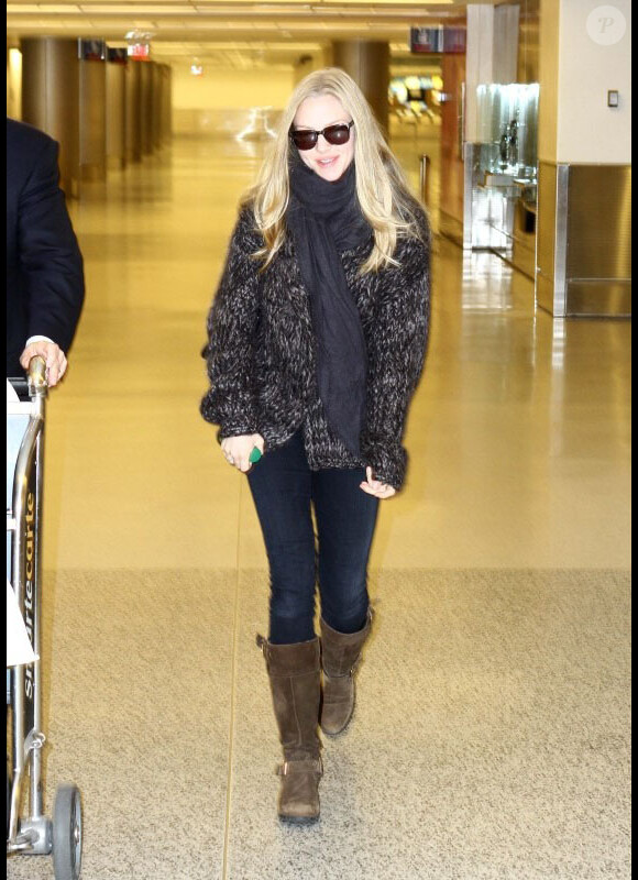 Amanda Seyfried : trop craquante lorsqu'elle arrive à l'aéroport de Miami le 10 novembre 2011