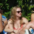 Amanda Seyfried profite de la piscine avec quelques amis à Miami le 11 novembre 2011