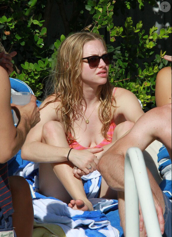 Amanda Seyfried profite de la piscine avec quelques amis à Miami le 11 novembre 2011
