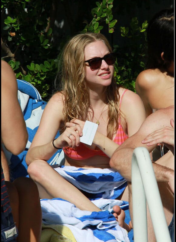 Amanda Seyfried : même au naturel, elle reste sexy lorsqu'elle profite de la piscine avec quelques amis à Miami le 11 novembre 2011