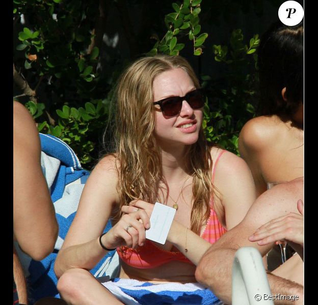 Amanda Seyfried : même au naturel, elle reste sexy lorsqu'elle profite de la piscine avec quelques amis à Miami le 11 novembre 2011