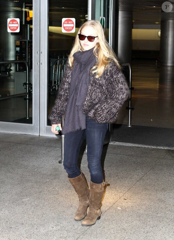 Amanda Seyfried arrive à l'aéroport de Miami le 10 novembre 2011