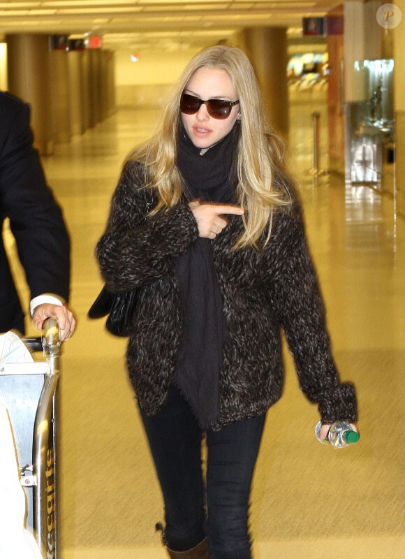 Amanda Seyfried arrive à l'aéroport de Miami le 10 novembre 2011