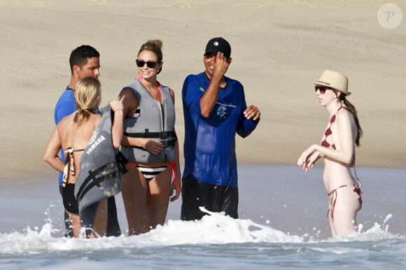 Stacey Keibler, petite amie de George Clooney, profite de ses vacances de Thanksgiving avec quelques amis à Los Cabos au Mexique le 24 novembre 2011