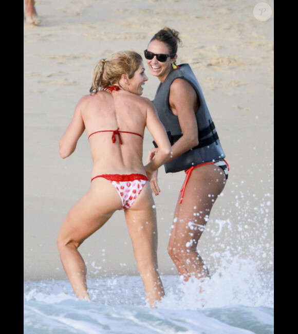 Stacey Keibler, nouvelle petite amie de George Clooney, s'éclate avec une copine dans les vagues de Los Cabos au Mexique le 24 novembre 2011