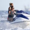 Stacey Keibler : Pour la petite amie de George Clooney, c'est journée jet-ski avec une copine lors de ses vacances de Thanksgiving avec quelques amis à Los Cabos au Mexique le 24 novembre 2011
