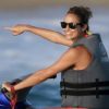 Stacey Keibler, petite amie de George Clooney, profite à fond de ses vacances de Thanksgiving avec quelques amis à Los Cabos au Mexique le 24 novembre 2011