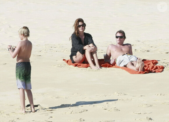 Cindy Crawford sur la plage de Los Cabos au Mexique en famille. 27 novembre 2011