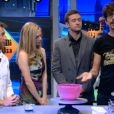 Amanda Seyfried et Justin Timberlake en pleine expérience scientifique sur le plateau de l'émission espagnole El Hormiguero, diffusée le 28 novembre 2011. 
