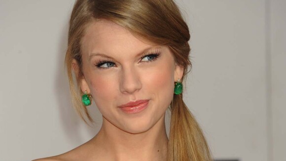 Taylor Swift fait des jaloux : élue artiste de l'année dans les bras de Rob Lowe