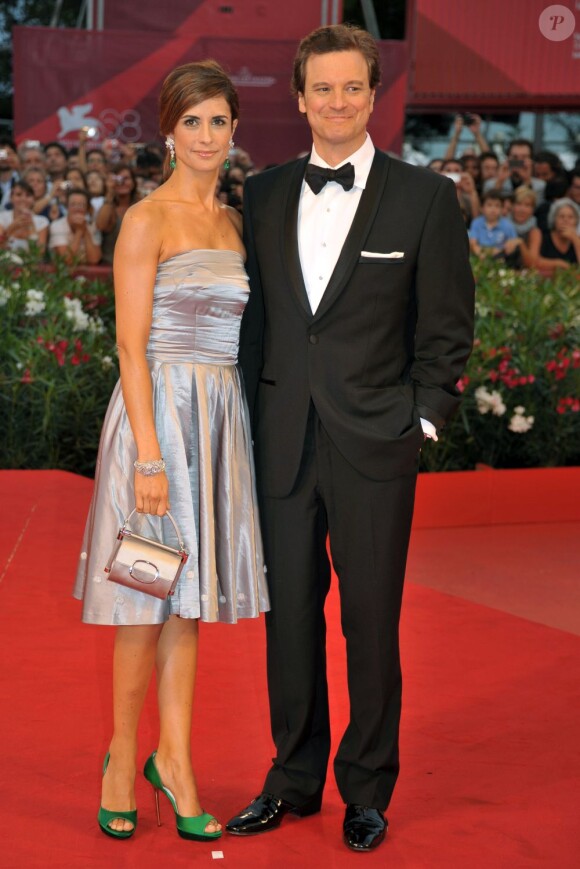 Livia Firth, au bras de son époux l'acteur Colin Firth, portait au Festival de Venise sa robe écolo avec des chaussures Rogier Vivier. Le 5 septembre 2011.