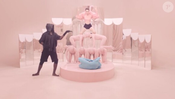 Extrait du clip rose bonbon de Comme un enfant de Yelle, novembre 2011.