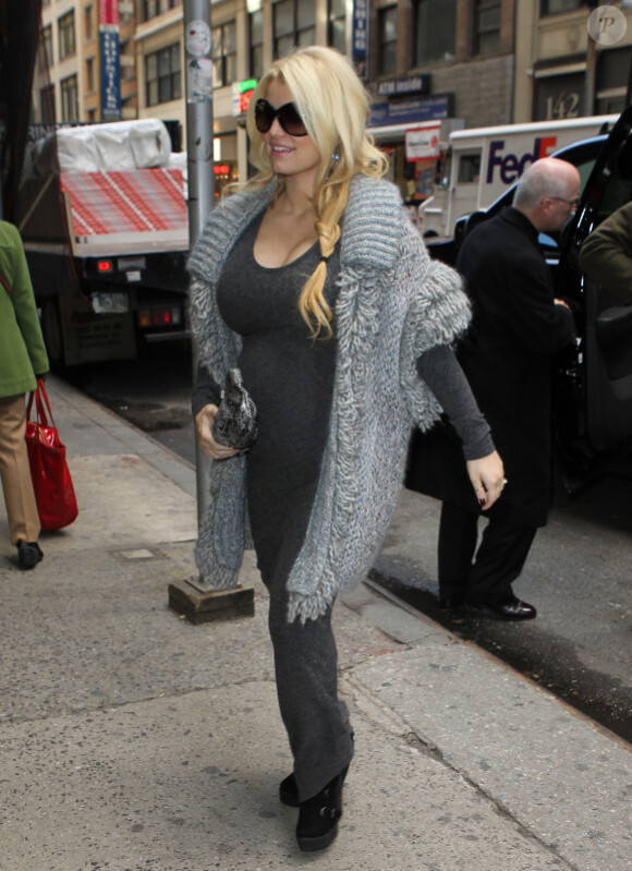 Jessica Simpson enceinte à la sortie de son hôtel à New York le 30 novembre 2011