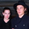 Liv Tyler et son petit ami Theo Wenner, fils du fondateur du magazine Rolling Stone, complices et amoureux, se promènent à New York le 30 novembre 2011