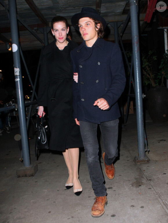 Liv Tyler et son petit ami, le photographe du magazine Rolling Stone, Theo Wenner se promènent à New York le 30 novembre 2011