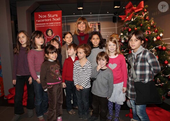 Chantal Goya lit de belles histoires aux enfants à L'Espace Carré d'Encre, à Paris, le 30 novembre 2011.
