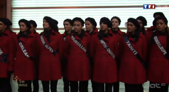 Les prétendantes au titre de Miss France 2012 se transforment en matelots lorsqu'elles rendent visite à l'école de la marine nationale à Brest en décembre 2011