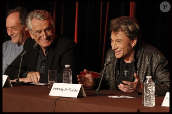 Gilbert Coullier et Johnny Hallyday à la conférence de presse de sa tournée Jamais seul, à la Tour Eiffel (Paris), le samedi 3 décembre 2011.