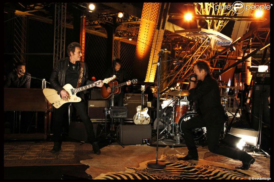 Johnny Hallyday Se Produit Au Premier Etage De La Tour Eiffel A L Occasion Du Concert Prive Live Home Le Samedi 3 Decembre 2011 Purepeople