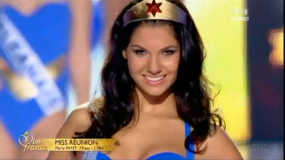 Les 33 Miss régionales (Miss Réunion) lors du défilé en maillot de bain Wonder Woman, samedi 3 décembre 2011, à Brest. Election de Miss France 2012