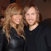Daivd Guetta, accompagné de son épouse Cathy, dépose ses empreintes au Grauman's Chinese Theater, à Los Angeles, le 3 décembre 2011.