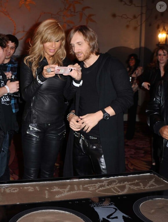 Daivd Guetta, accompagné de son épouse Cathy, dépose ses empreintes au Grauman's Chinese Theater, à Los Angeles, le 3 décembre 2011.