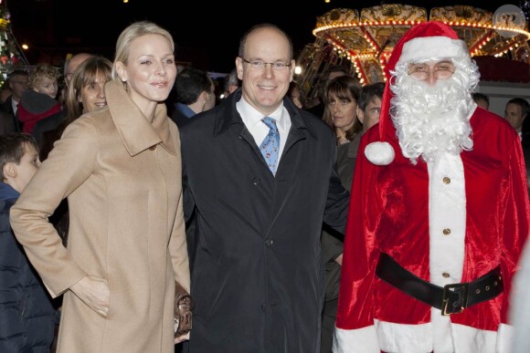 Albert de Monaco et Charlene lors de l'ouverture du Marché de Noël de Monaco, le 5 décembre 2011.