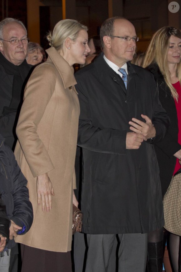 Albert de Monaco et Charlene lors de l'ouverture du Marché de Noël de Monaco, le 5 décembre 2011.