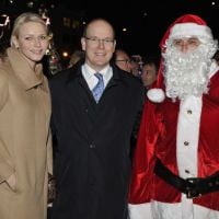 Albert de Monaco et son épouse Charlene enchantés aux côtés du Père Noël
