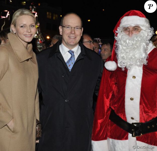 Albert De Monaco Et Son Epouse Charlene Enchantes Aux Cotes Du Pere Noel Purepeople