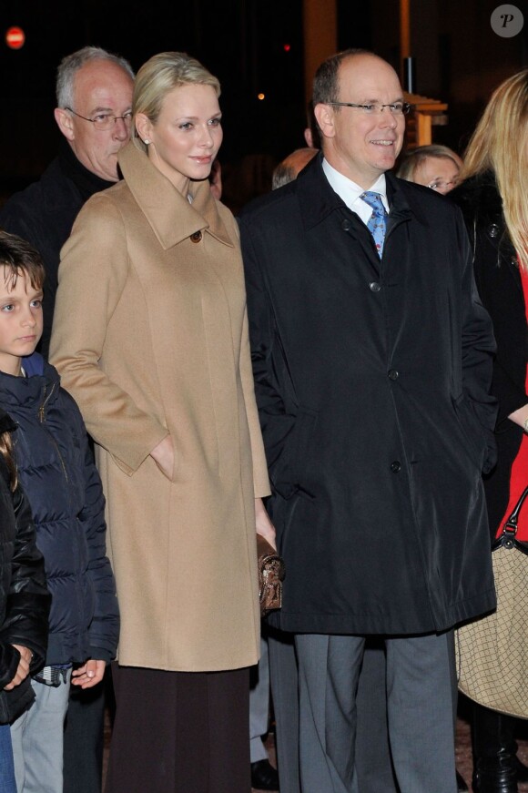 Albert de Monaco et son épouse visitent le Marché de Noël, à Monaco, le 5 décembre 2011.