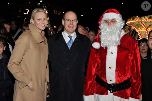 Albert de Monaco et son épouse visitent le Marché de Noël, à Monaco, le 5 décembre 2011. Le Père Noël est à leurs côtés !
