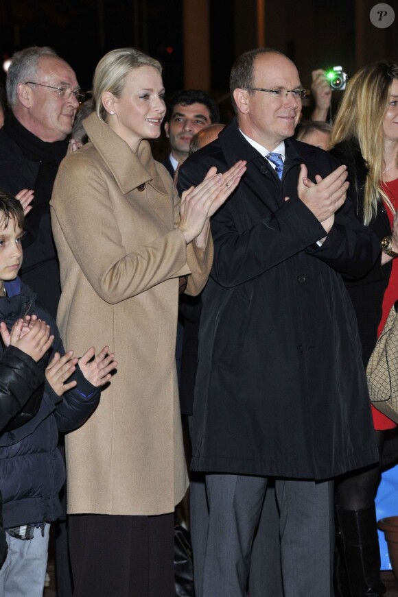 Albert de Monaco et son épouse découvrent avec émerveillement le Marché de Noël, à Monaco, le 5 décembre 2011.