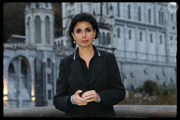 Rachida Dati pose à Lourdes, en décembre 2011.
