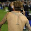 David Beckham fait admirer les tatouages aux noms de ses enfants le 6 décembre 2011 à Melbourne