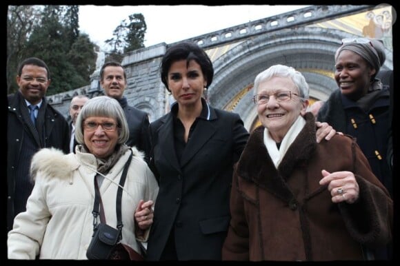 Rachida Dati auprès des pellerins devant la basilique à Lourdes le 2 décembre 2011