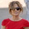 Jennifer Lopez porte un top rouge, un jean boyfriend Gucci et des chaussures Christian Louboutin à Montevideo, le 8 décembre 2011.