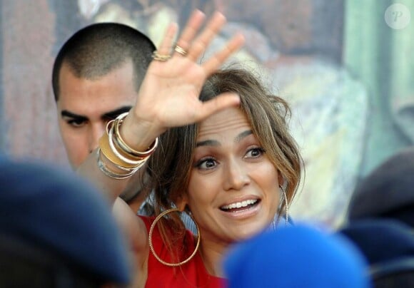 Jennifer Lopez salue ses fans à Montevideo, le 8 décembre 2011.