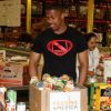 Nick Cannon prête main forte pour la mobilisation caritative du Regional Food Bank à Los Angeles le 10 décembre 2011
