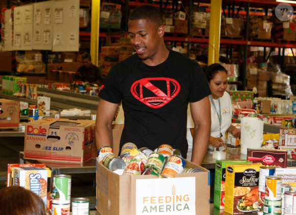 Nick Cannon prête main forte pour la mobilisation caritative du Regional Food Bank à Los Angeles le 10 décembre 2011