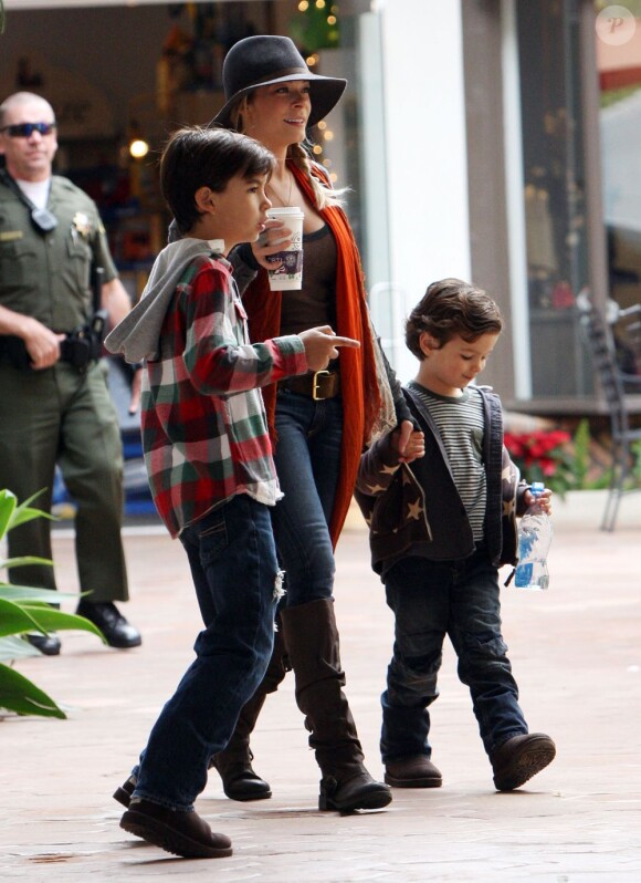 LeAnn Rimes et son mari Eddie Cibrian font du shopping à Malibu avec les deux fils de l'acteur, le 11 décembre 2011