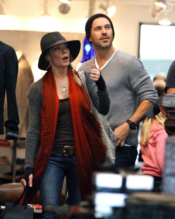 LeAnn Rimes très heureuse, fait du shopping avec son mari Eddie Cibrian à Malibu, le 11 décembre 2011