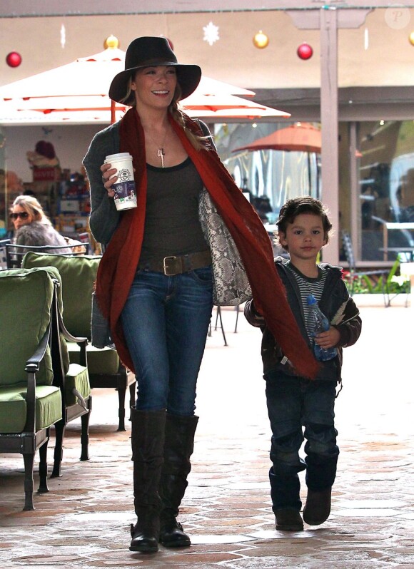 LeAnn Rimes et son beau-fils Jake, fils de son mari Eddie Cibrian font du shopping à Malibu le 11 décembre 2011