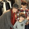 LeAnn Rimes et ses beaux-fils Mason et Jake, font les magasin à Malibu le 11 décembre 2011 en compagnie de leur père Eddi Cibrian (mari de la chanteuse)